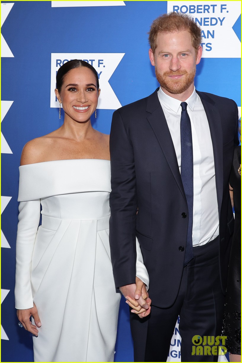 Meghan Markle & Prince Harry Arrive Hand In Hand For Ripple Of Hope(01)