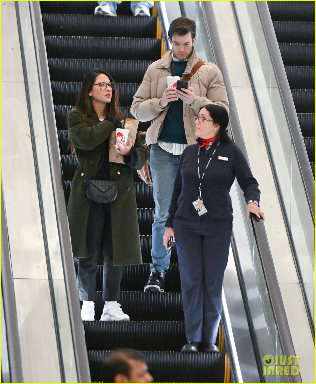 Olivia Munn & John Mulaney Grab a Bite to Eat After Arriving in New