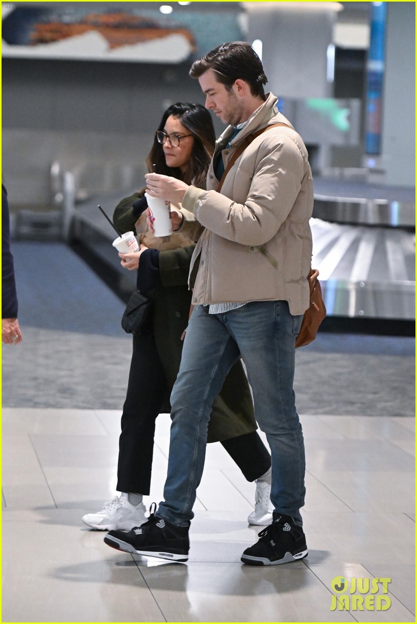 Olivia Munn & John Mulaney Grab a Bite to Eat After Arriving in New