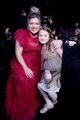 kelly clarkson brings daughter river to peoples choice awards 04