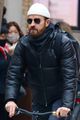 justin theroux bundles up for afternoon bike ride 04