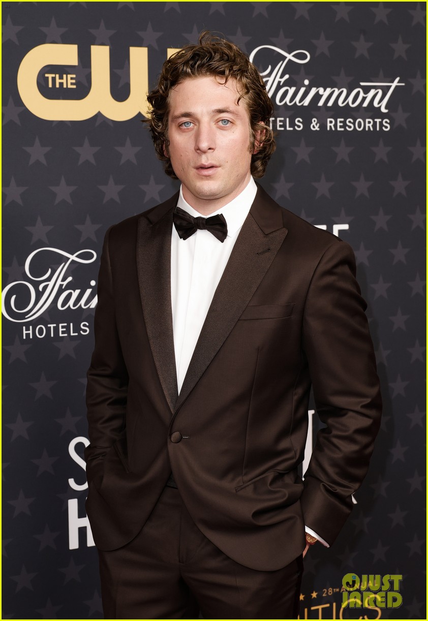 Jeremy Allen White & Ayo Edebiri Bring 'The Bear' Cast to Critics