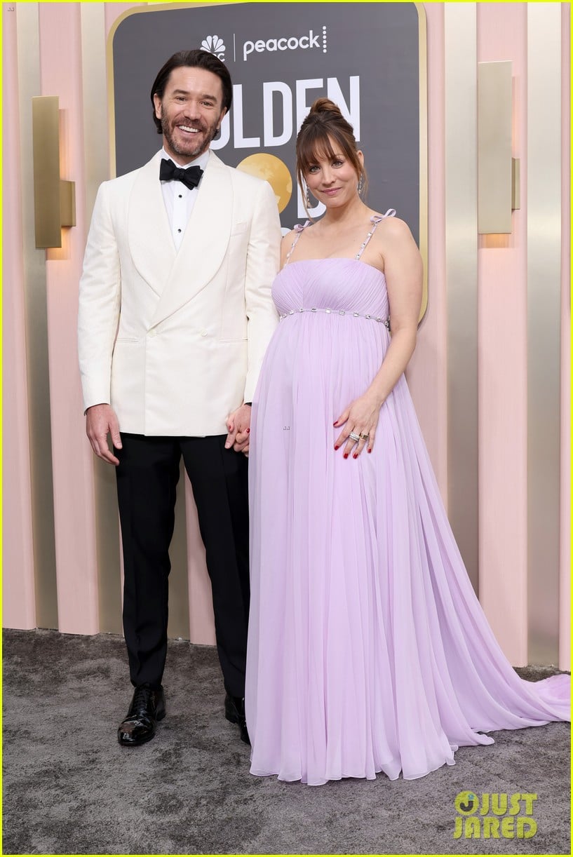 Pregnant Kaley Cuoco & Tom Pelphrey Share a Kiss on Golden Globes 2023