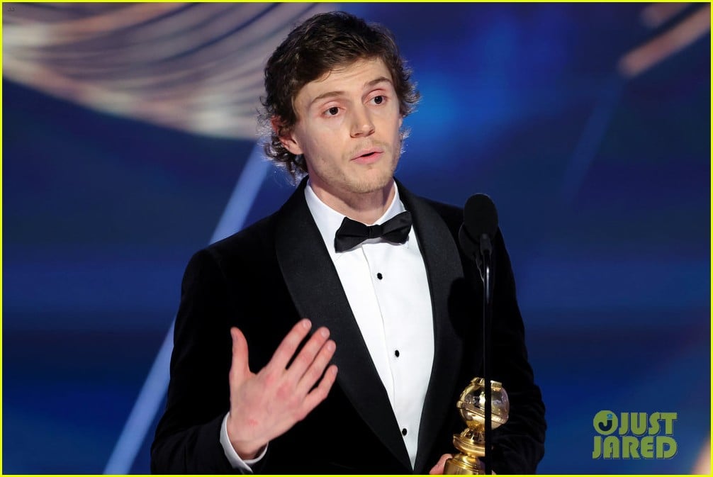 evan peters wins for dahmer at golden globes 03