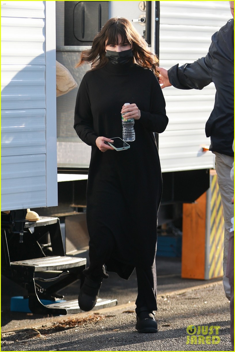 selena gomez all black outfit leaving only murders in the building trailer 014882651