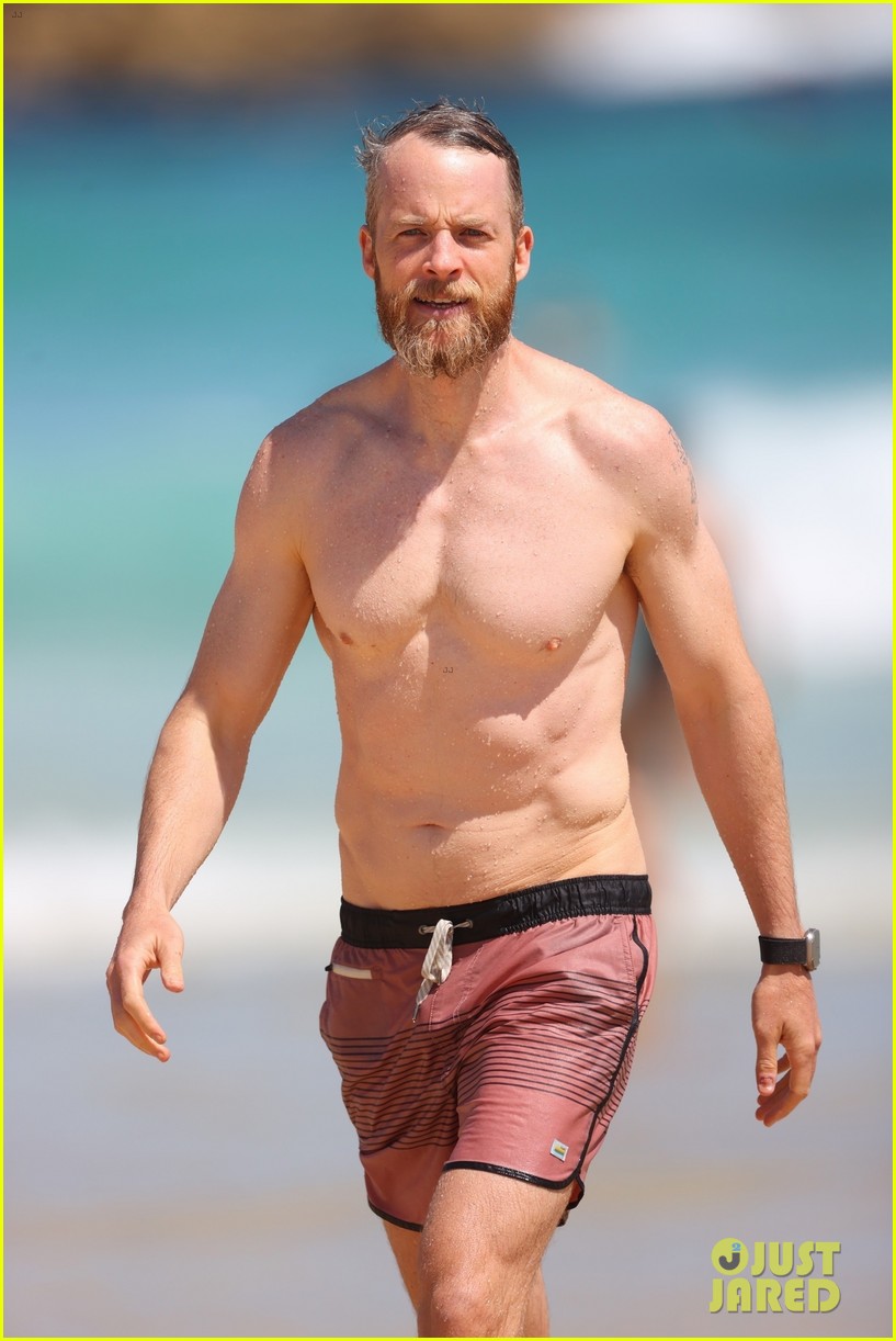 Photo: hamish blake shirtless beach day 16 | Photo 4880102 | Just Jared