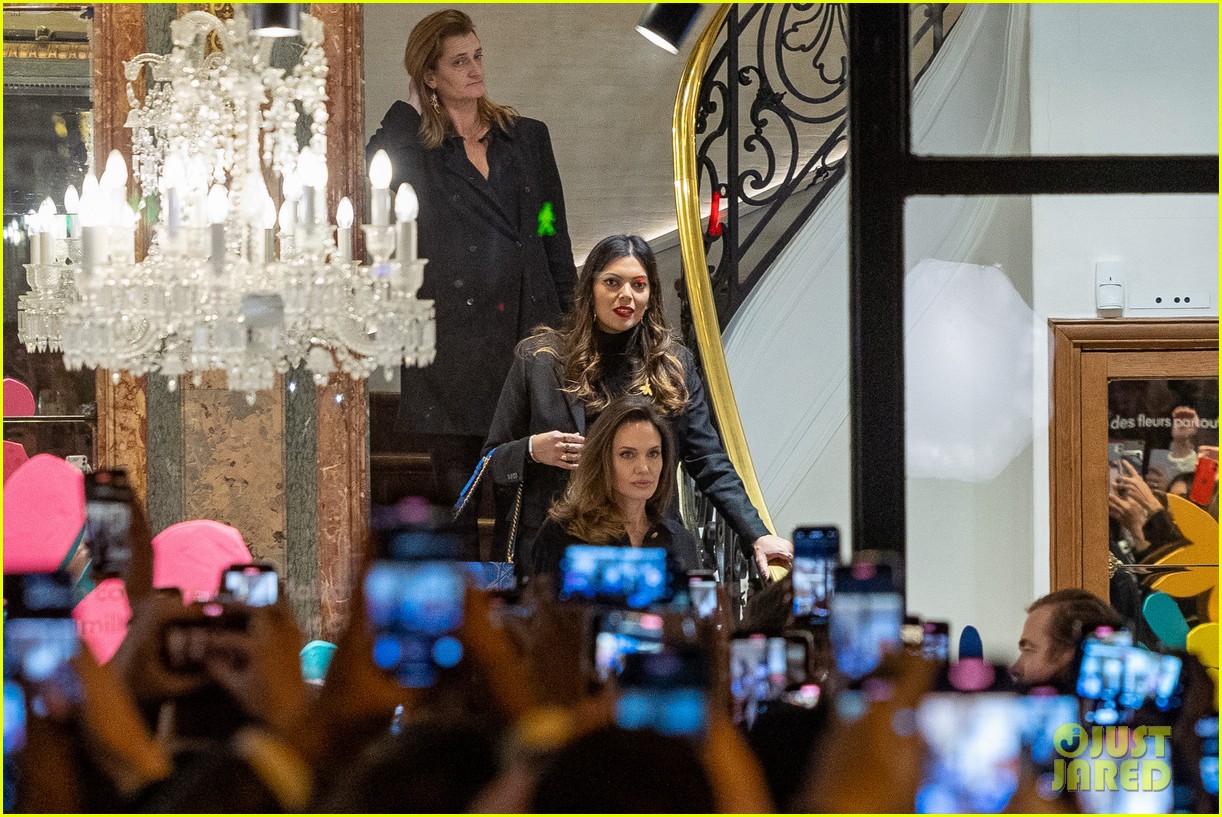 angelina jolie mobbed by fans at guerlain store 04