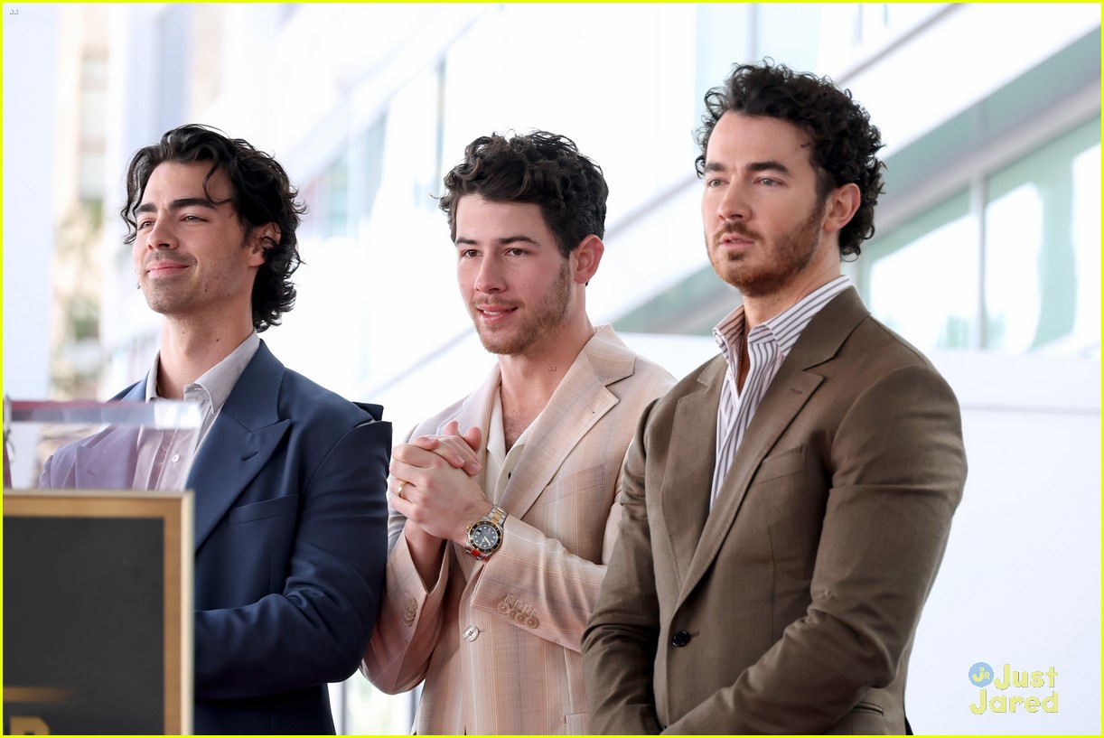 jonas brothers announce new album title release date at walk of fame ceremony 194886862