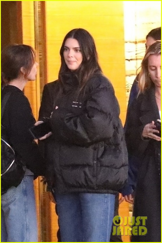 Kendall Jenner Grabs Dinner with Friends in Malibu: Photo 4886155, Kendall  Jenner Photos