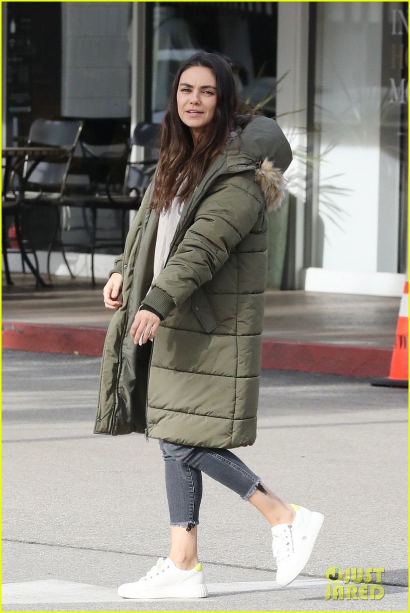 mila kunis grabs lunch with a friend in l a 034881043