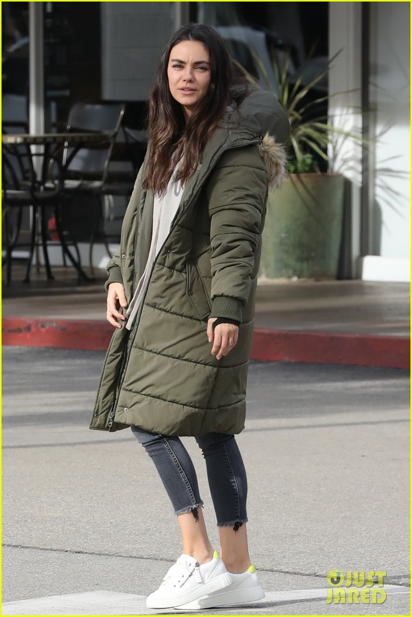 mila kunis grabs lunch with a friend in l a 06