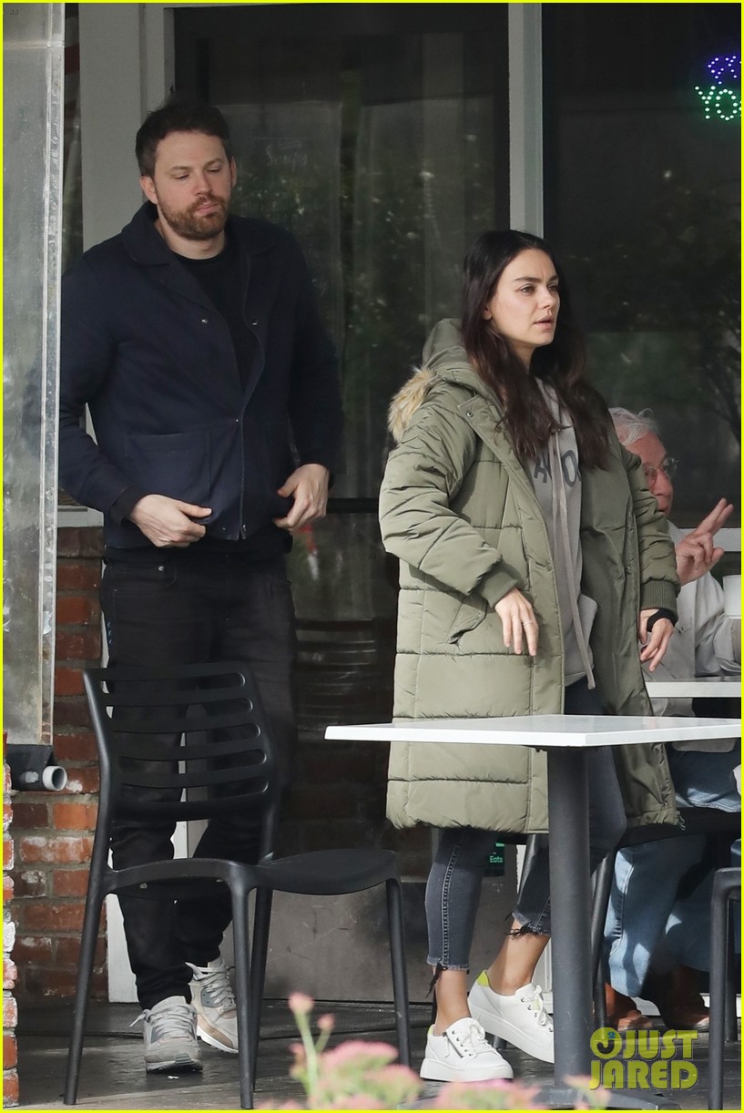 mila kunis grabs lunch with a friend in l a 124881052