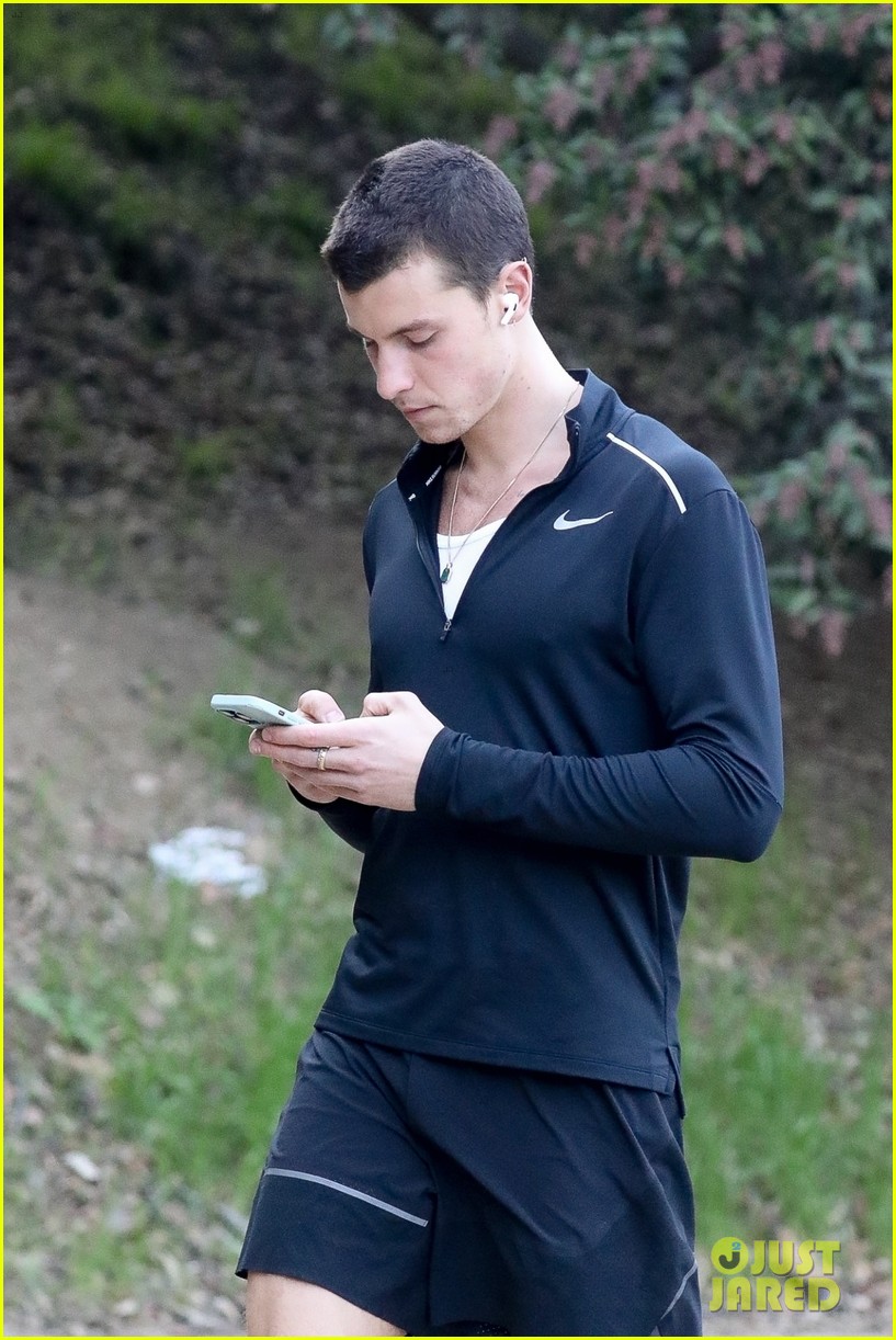 Shawn Mendes Goes for a Solo Hike in Studio City Photo 4886461