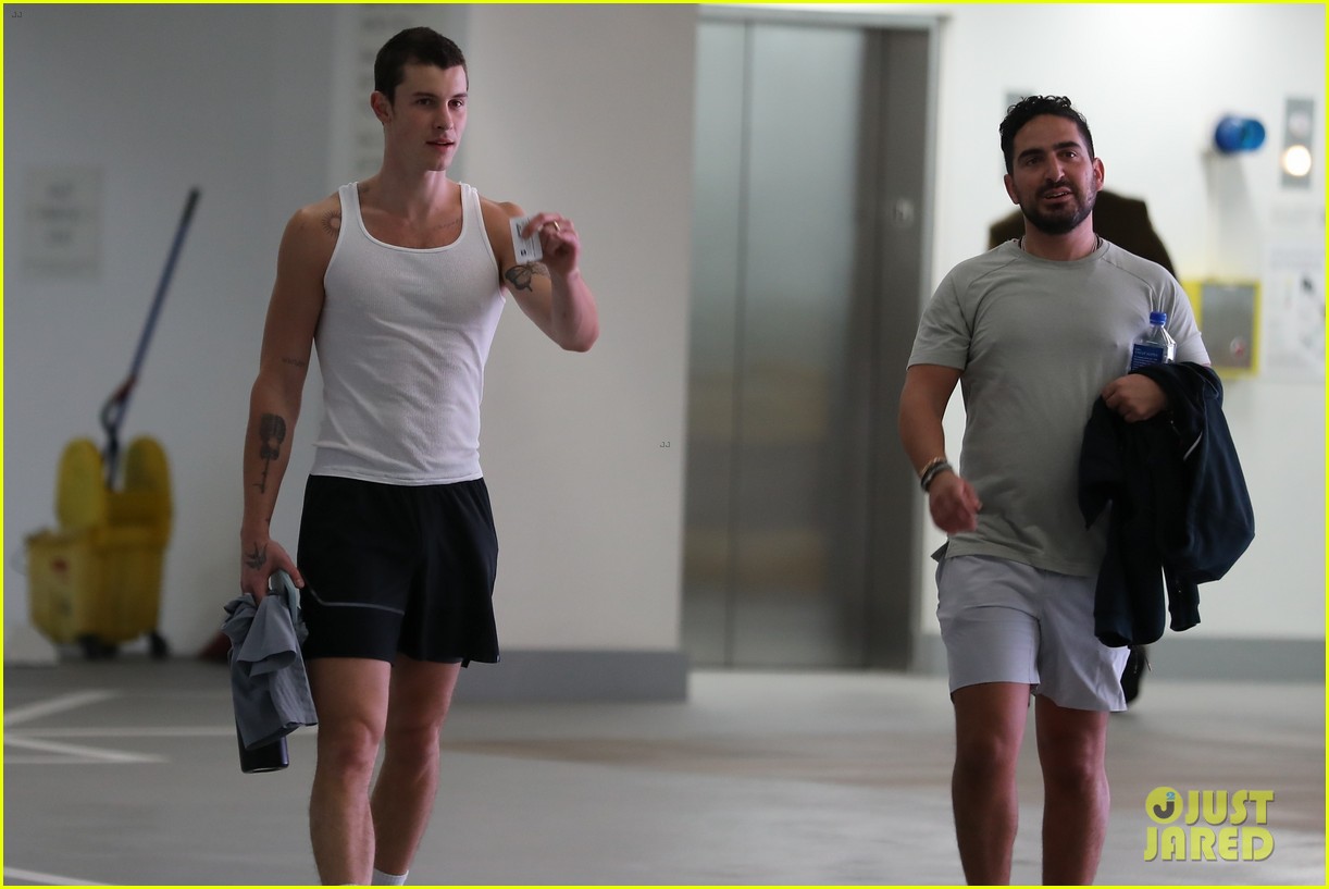 shawn mendes shows off toned arms 214887103