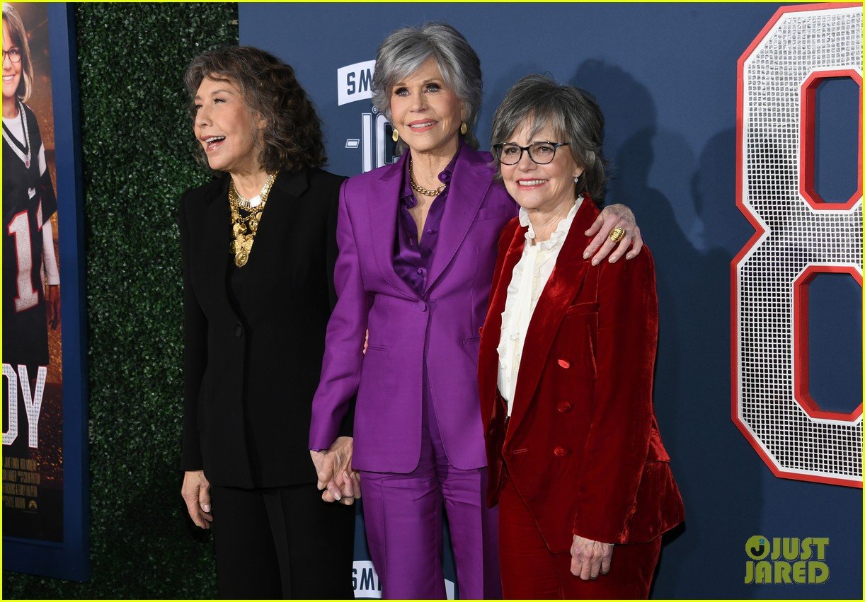 Tom Brady Towers Over Jane Fonda & Rita Moreno at '80 For Brady