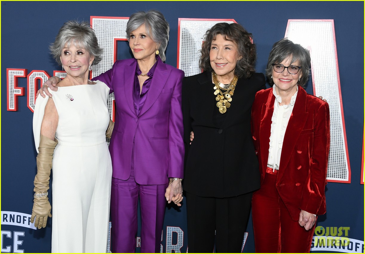 Tom Brady Towers Over Jane Fonda & Rita Moreno at '80 For Brady(01)