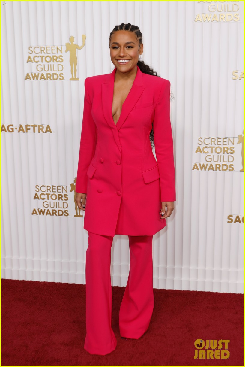 ariana debose pink suit to sag awards 04