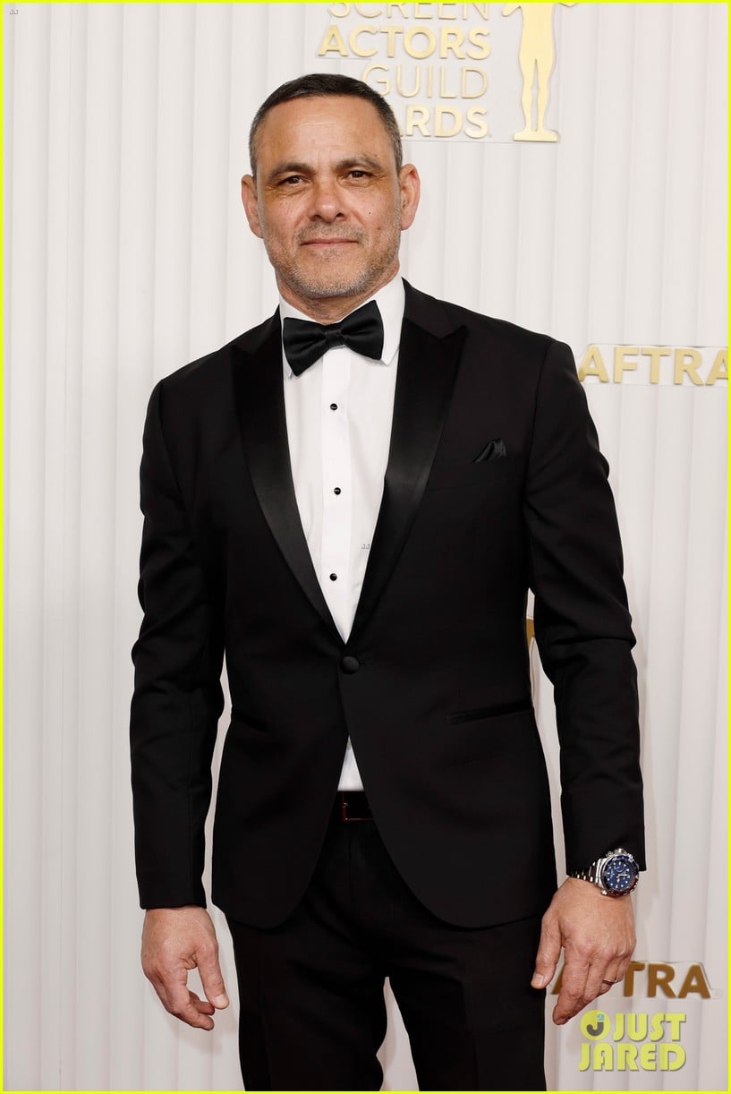 Jason Bateman Joins 'Ozark' Co-Stars Laura Linney & Julia Garner at SAG ...