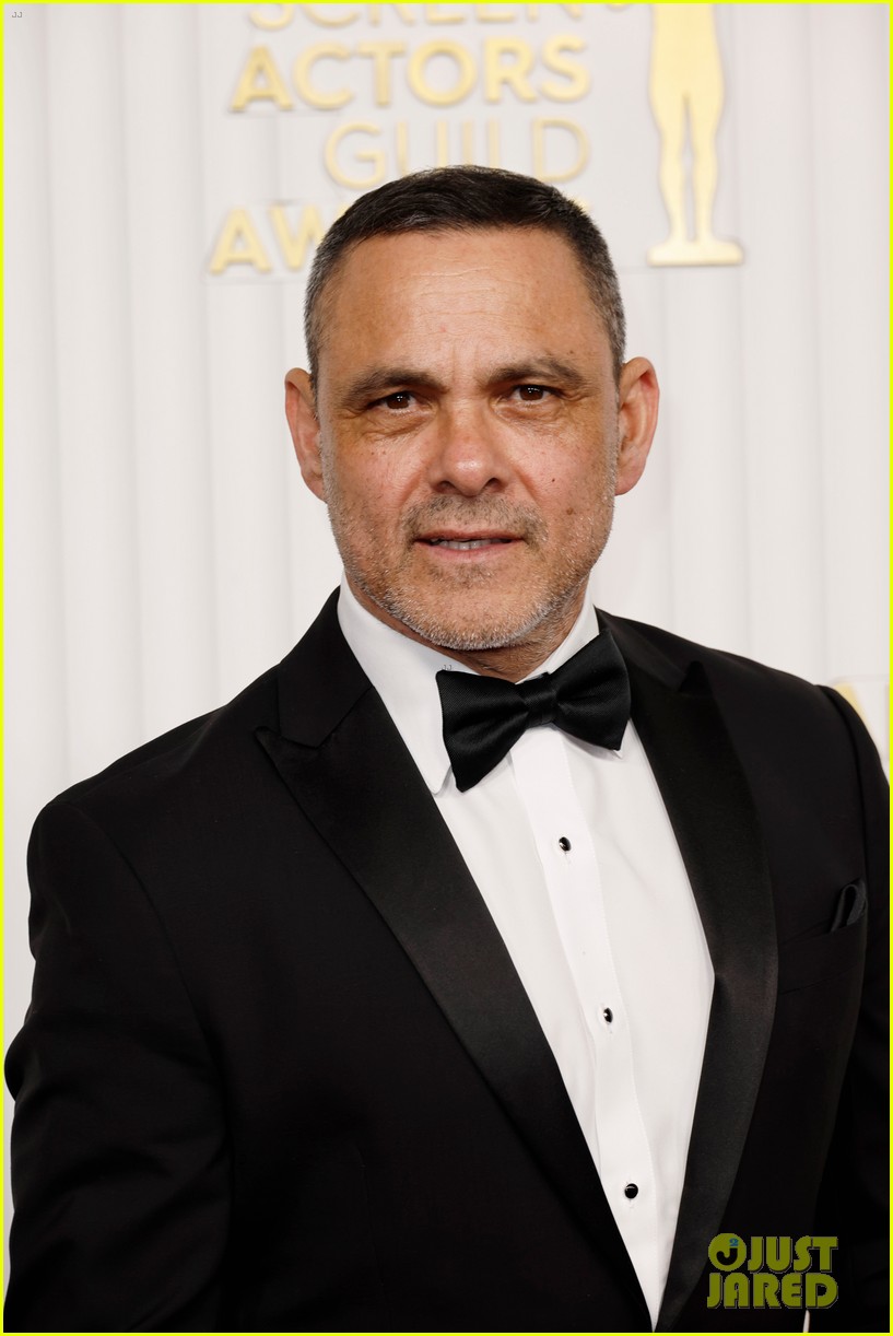 Jason Bateman Joins 'Ozark' Co-Stars Laura Linney & Julia Garner at SAG ...