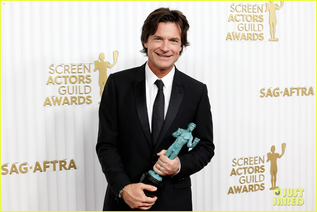 Jason Bateman Wins Best Male Actor for 'Ozark' at SAG Awards 2023(02)
