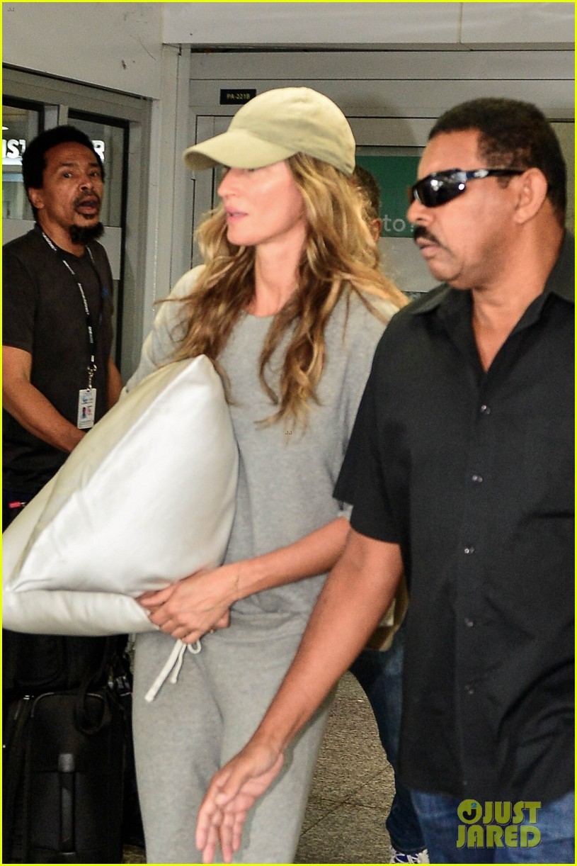 Gisele Bundchen Lands in Rio de Janeiro for Carnival Photo 4896423