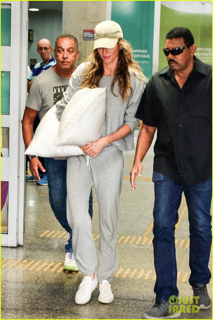Gisele Bundchen Lands in Rio de Janeiro for Carnival Photo 4896435(00)