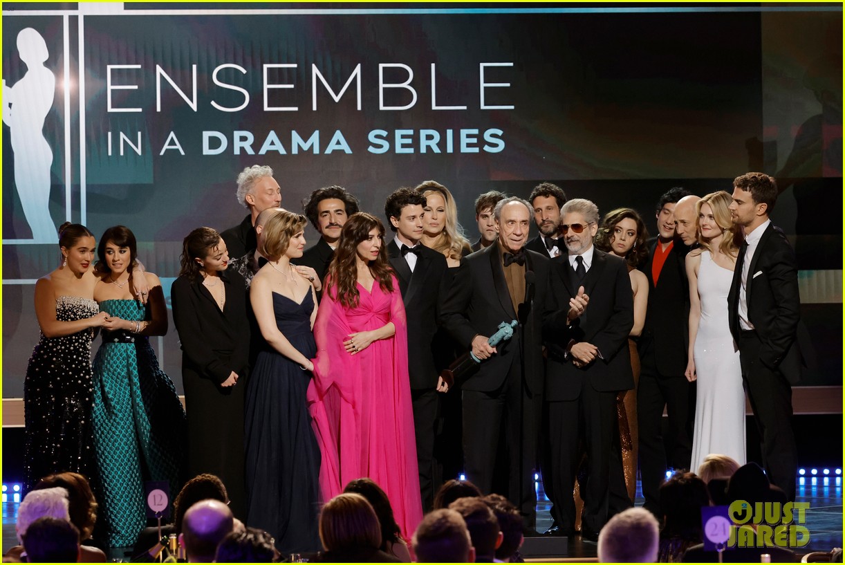 Jennifer Coolidge & 'The White Lotus' Cast Win Big at SAG Awards 2023(01)