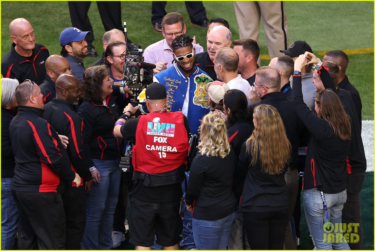 Damar Hamlin Makes Super Bowl 2023 Appearance With His First Responders(01)