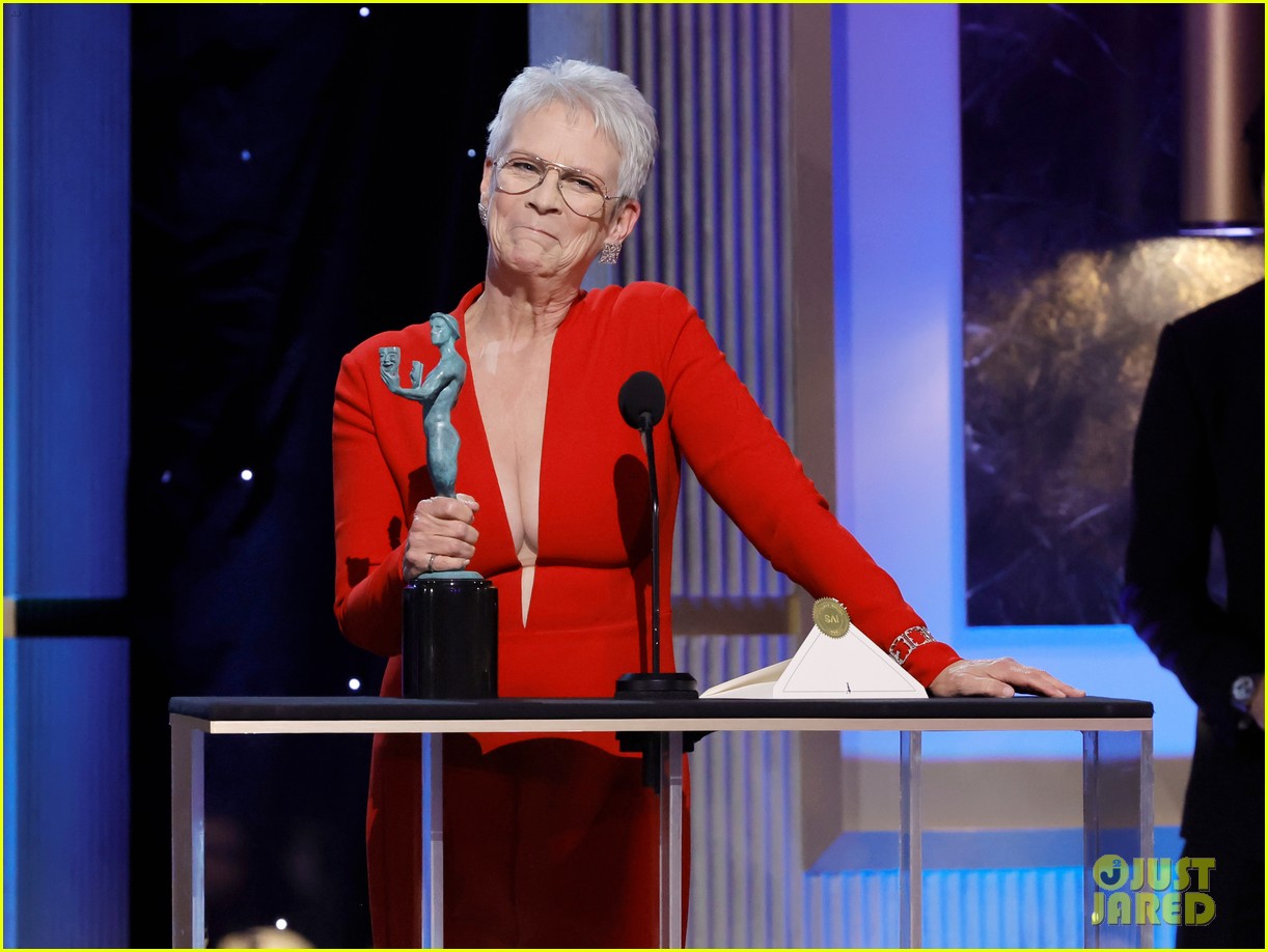 Jamie Lee Curtis Wins Best Supporting Actress at SAG Awards 2023