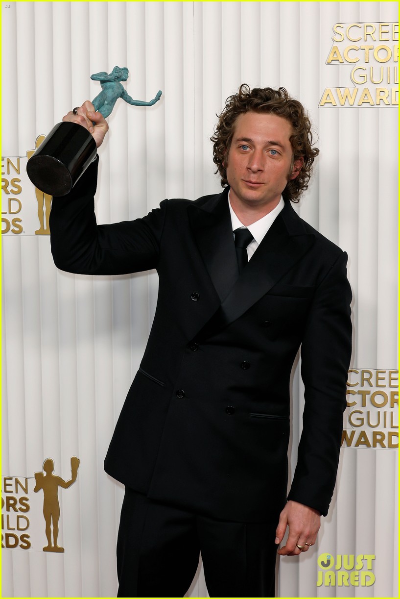 Jeremy Allen White Wins Best Male Actor in a Comedy Series for 'The(01)