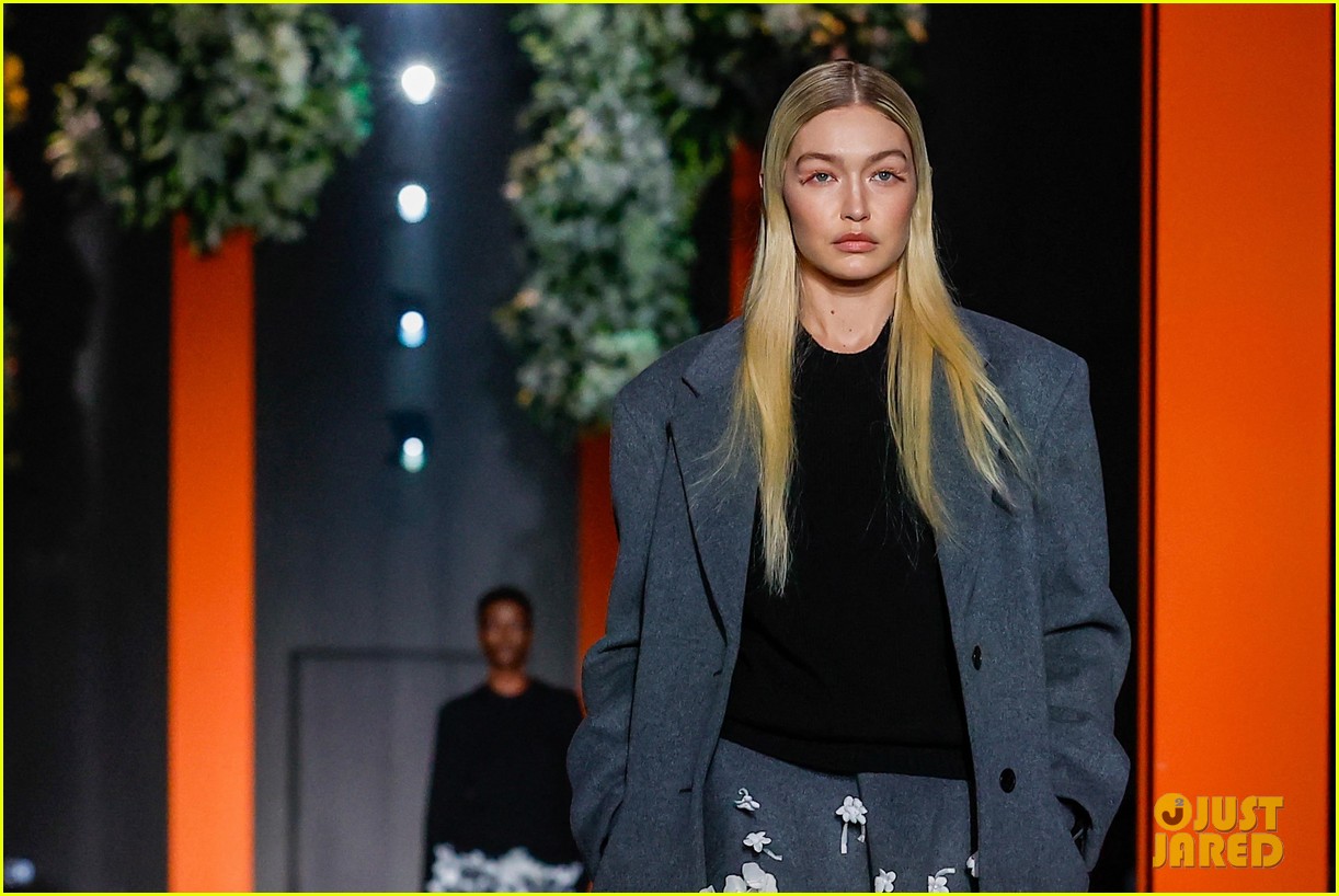 BFFs Kendall Jenner & Gigi Hadid Walk in Prada Show in Milan! Photo(00)