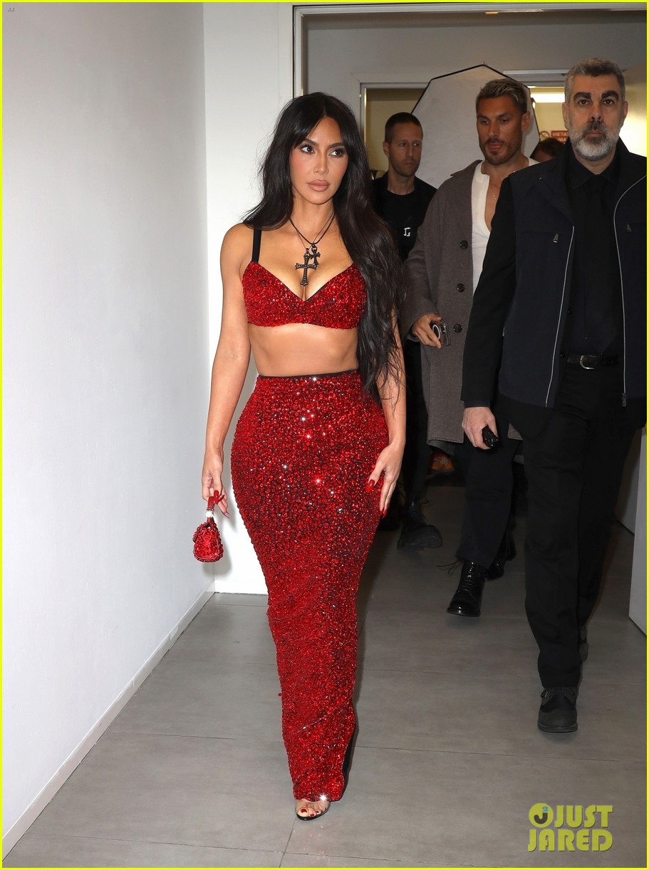 kim kardashian red outfit to dolce gabbana show 13