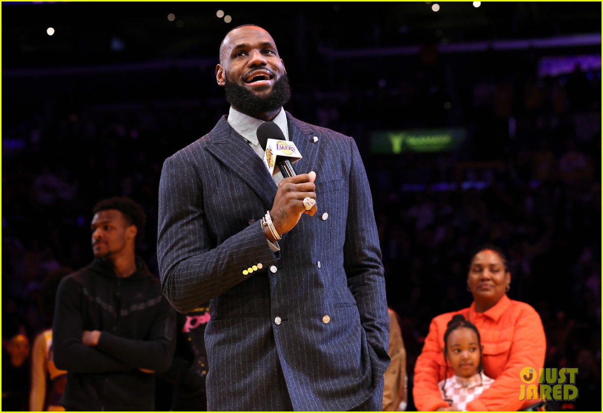 lebron james family joins him for honor 014891797