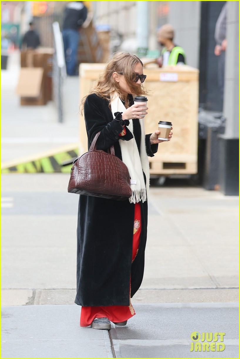 mary kate ashley olsen pick up their morning coffee before work 104896018
