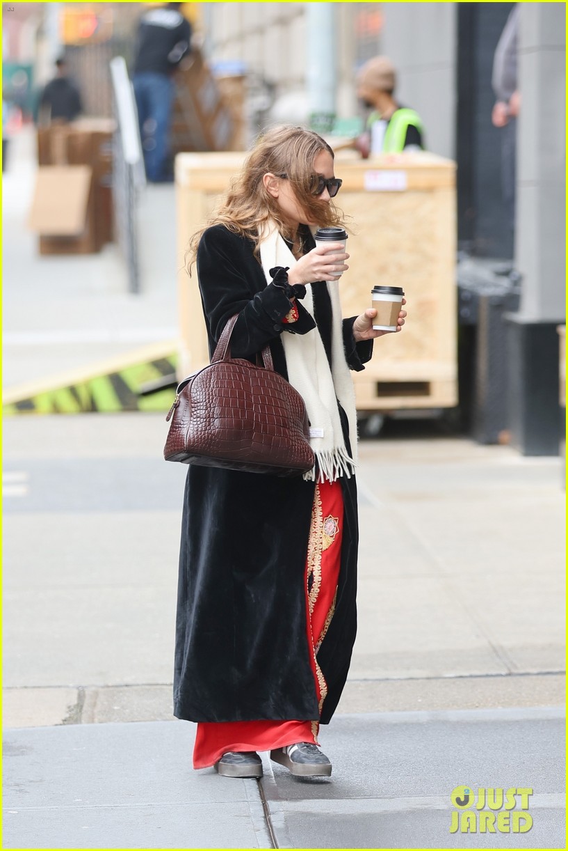 mary kate ashley olsen pick up their morning coffee before work 114896019