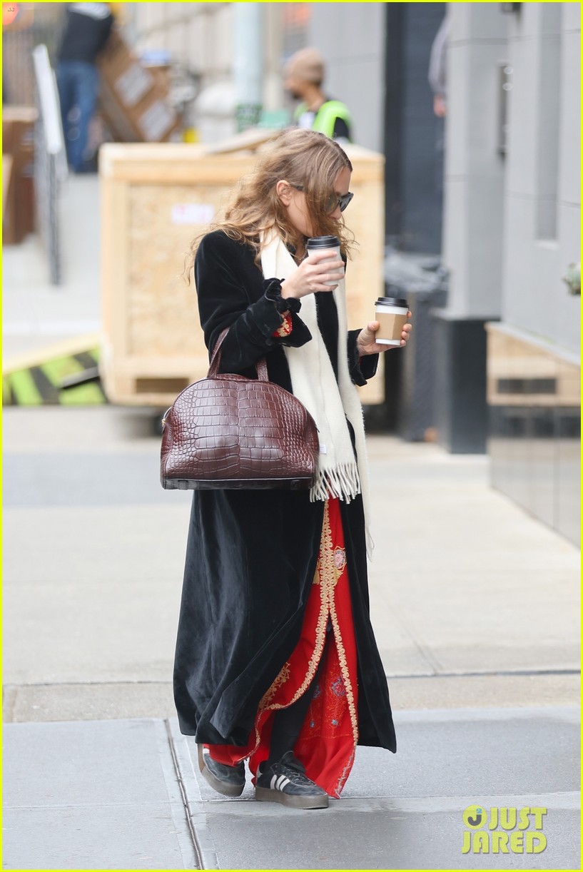 mary kate ashley olsen pick up their morning coffee before work 134896021