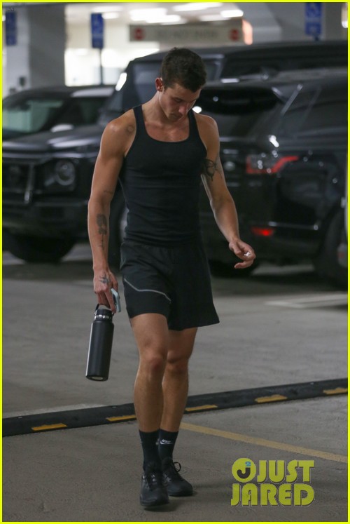 shawn mendes leaving the gym 054901032