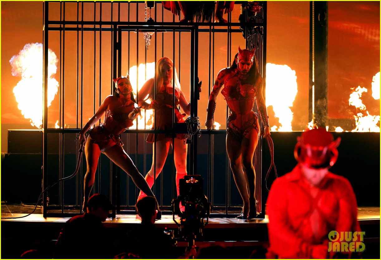 Sam's Performance Sam Smith & Kim Petras Heat Up the Grammys Stage with 'Unholy ...
