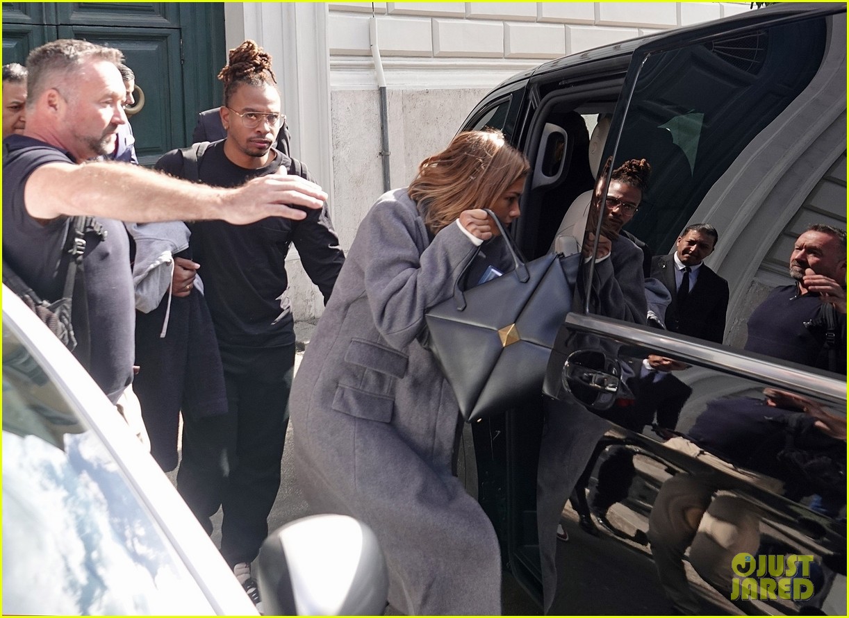 Zendaya Throws It Back to Tom Holland's 'Umbrella' Performance on 'Lip