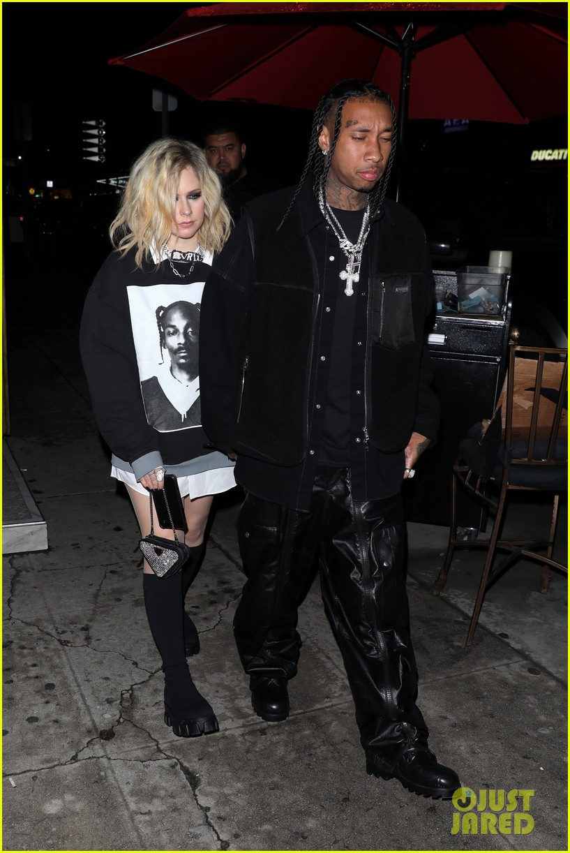 avril lavigne tyga necklace outing 0414912719