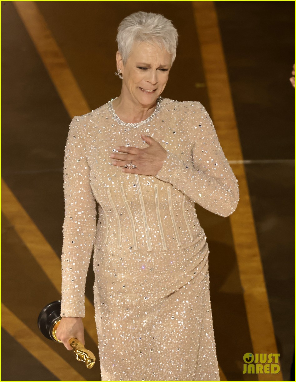 Jamie Lee Curtis Wins Best Supporting Actress at Oscars 2023! Photo