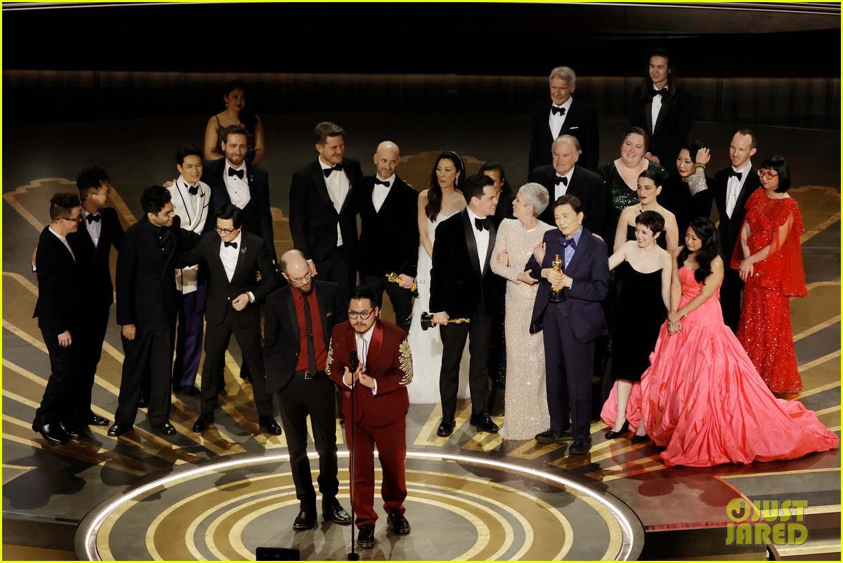 everything everywhere all at once wins big at oscars 12