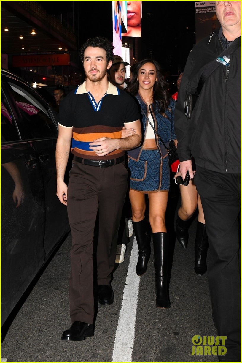 jonas brothers wives leave theater 02