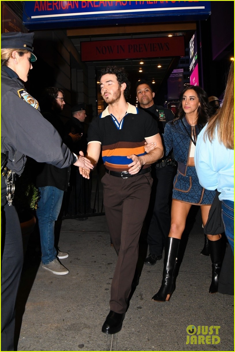 jonas brothers wives leave theater 13