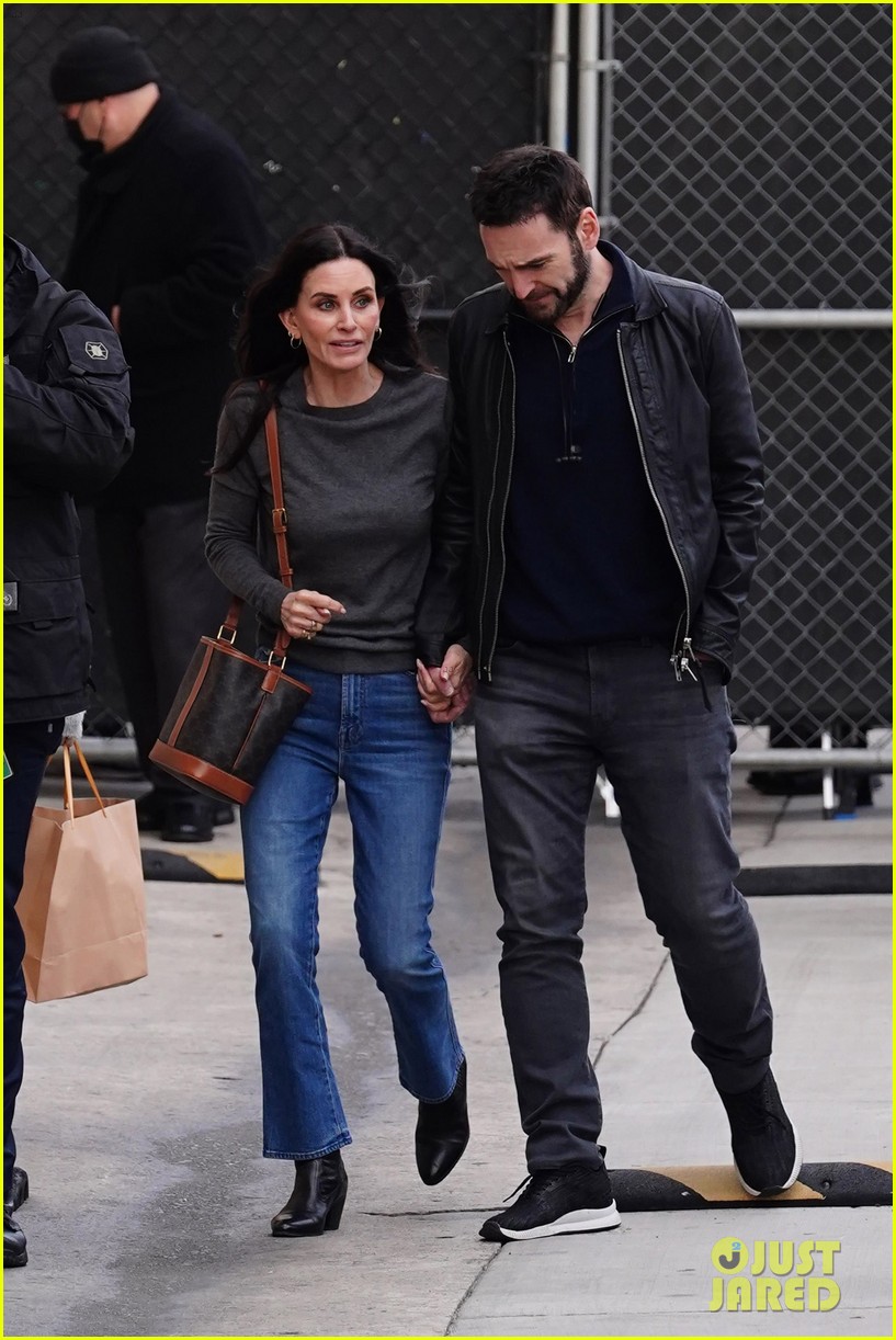 courteney cox johnny mcdaid hold hands arriving at jimmy kimmel taping 08