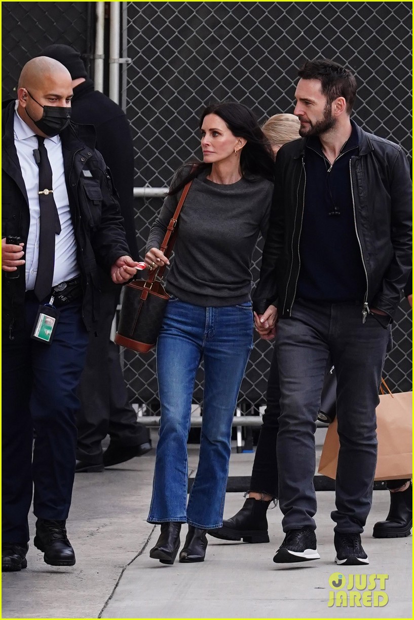 courteney cox johnny mcdaid hold hands arriving at jimmy kimmel taping 244901267
