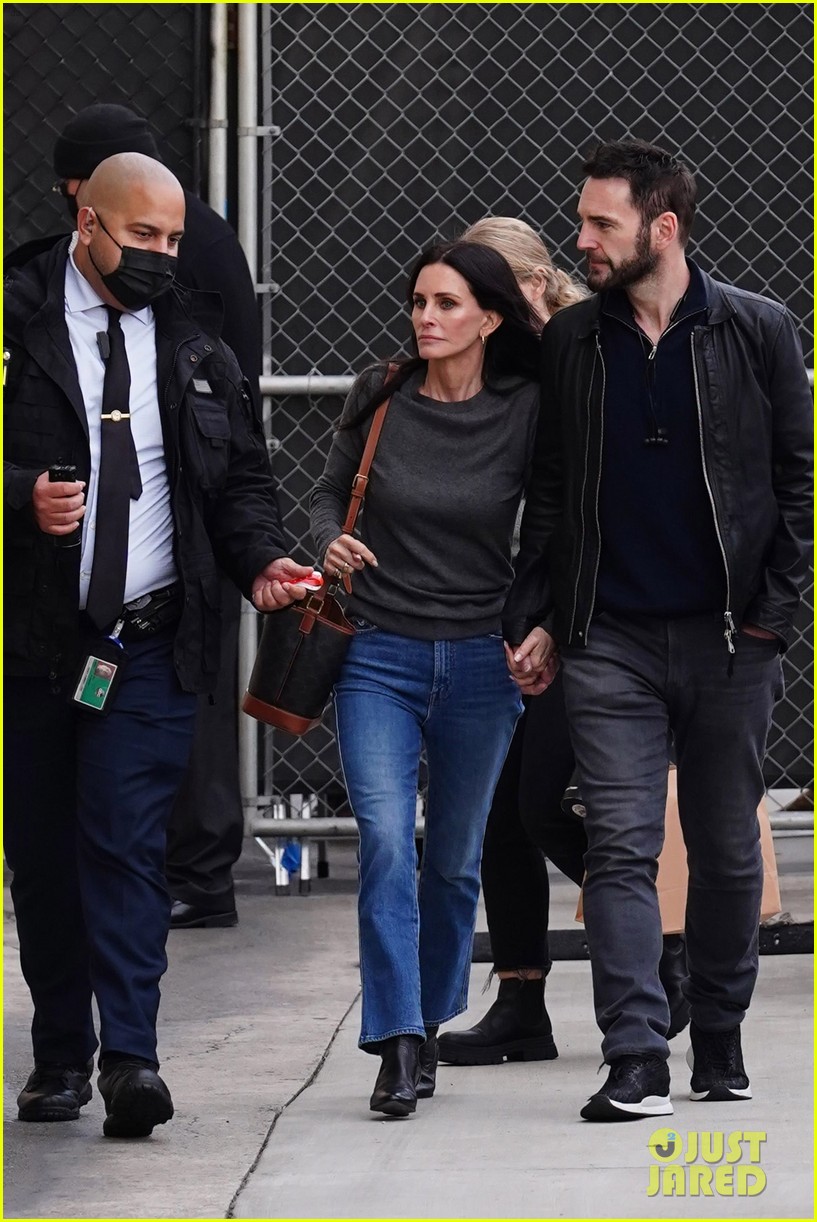 courteney cox johnny mcdaid hold hands arriving at jimmy kimmel taping 264901269