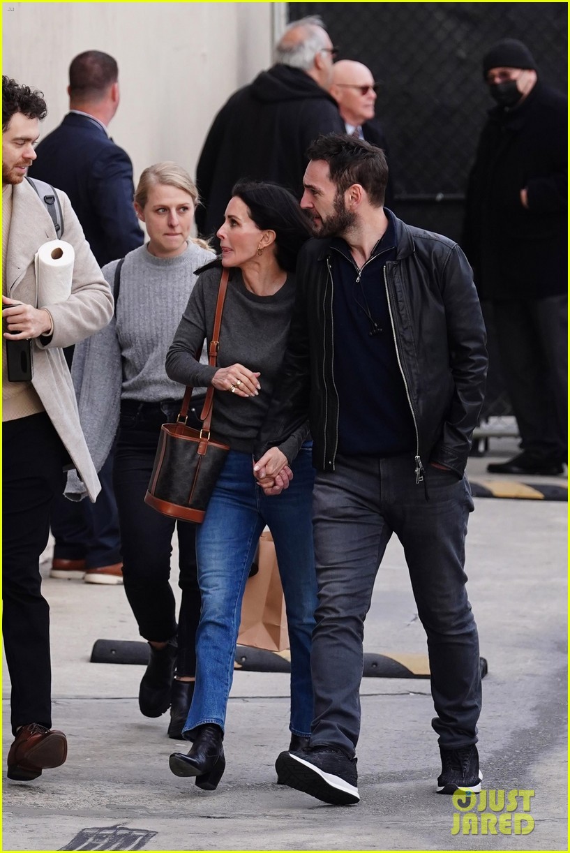 courteney cox johnny mcdaid hold hands arriving at jimmy kimmel taping 604901303
