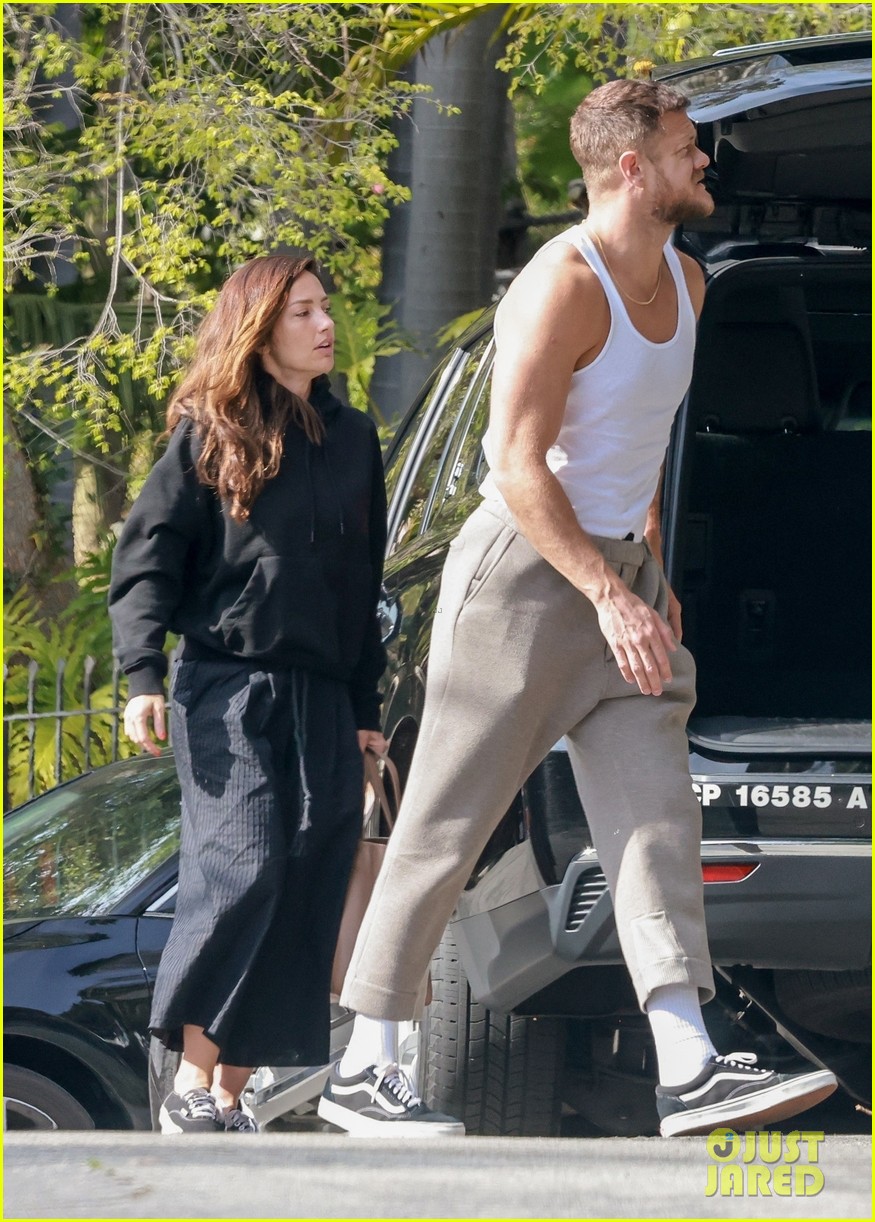 Minka kelly gets hunky boyfriend dan reynolds help while loading up