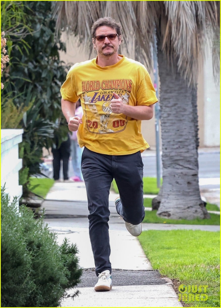 Pedro Pascal Hurries to His Car While Out Running Errands: Photo ...